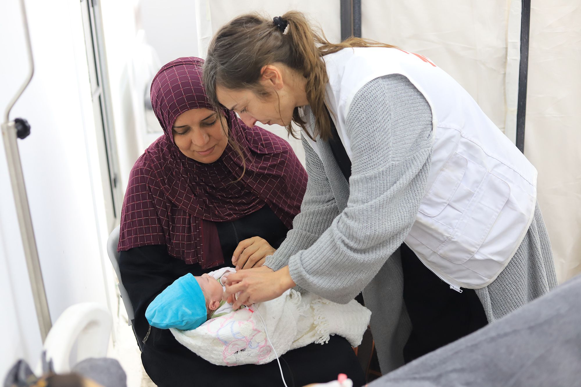 Ruth Conde atiende a un bebé en Gaza