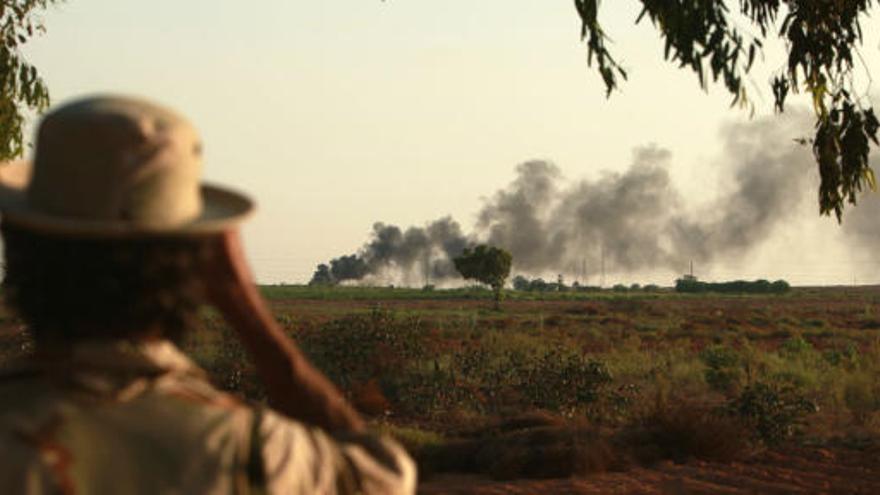 Un progadafista observa la caída de un misil en Sirte.