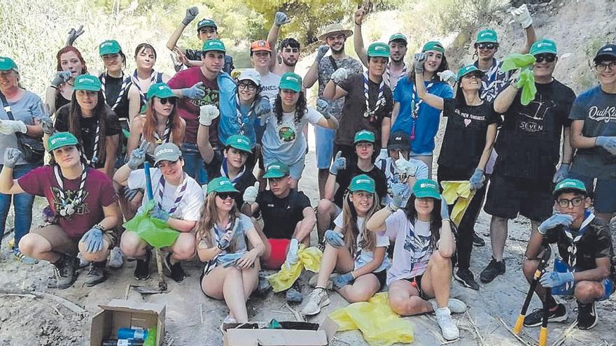 Los scouts eliminan basura en los Ojos del Luchena