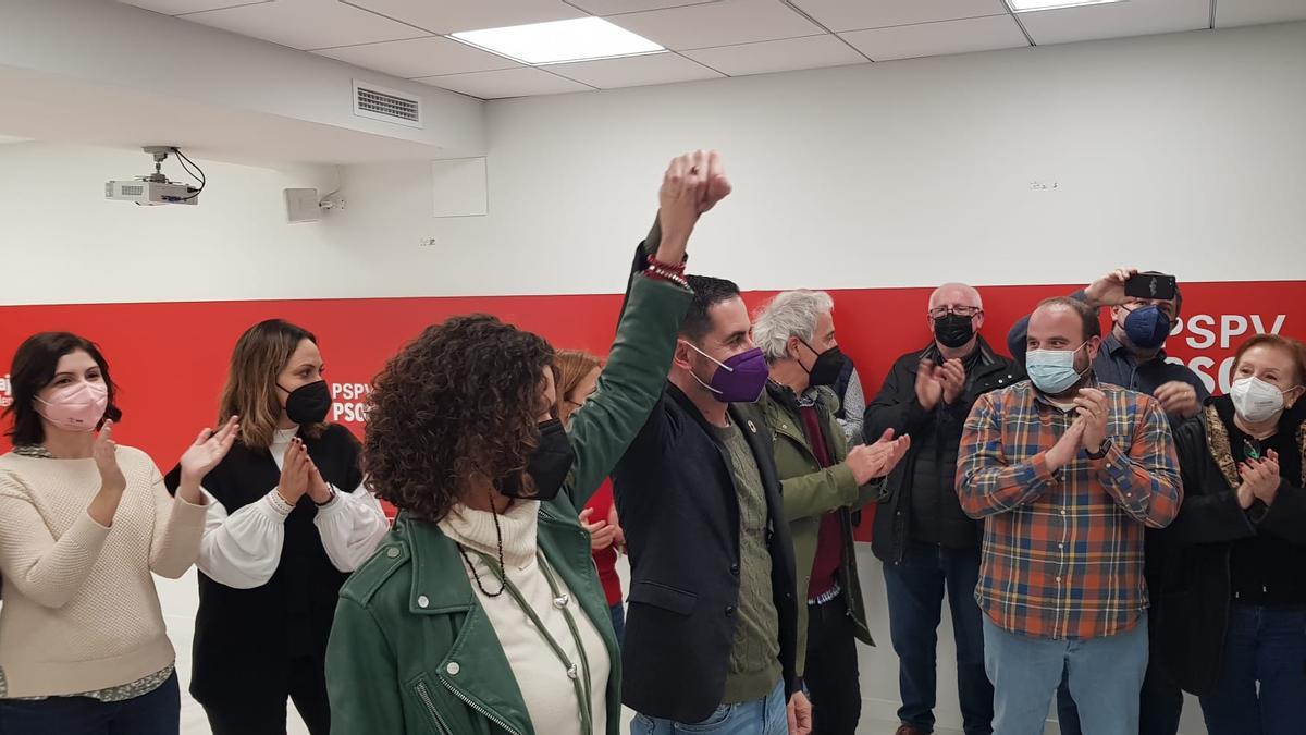 Caballero levanta la mano de Bielsa tras conocer los resultados de las primarias.