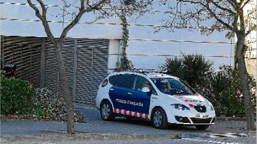 Un vehicle dels Mossos d&#039;Esquadra sortint de comissaria amb un dels acusats a dins.