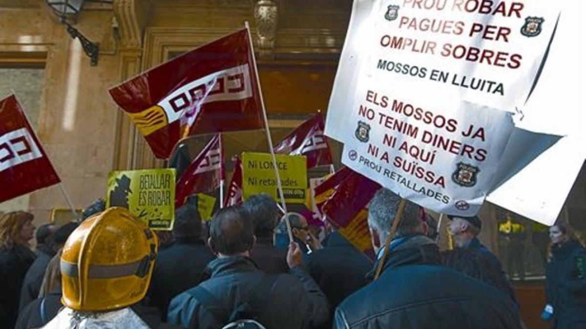 Protesta de los funcionarios contra los recortes en la plaza de Sant Jaume, ayer.