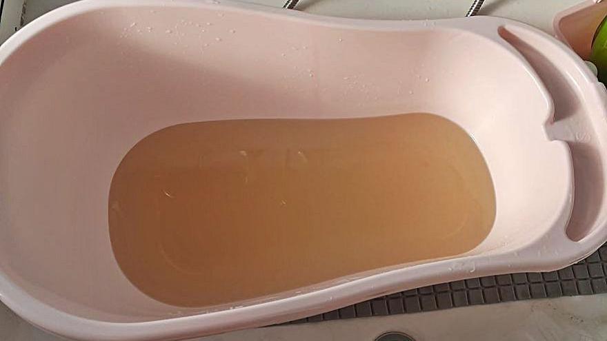 Agua turbia en una bañera, este martes, en Cambre. | // LA OPINIÓN Agua turbia en una bañera, este martes, en Cambre. | // LA OPINIÓN