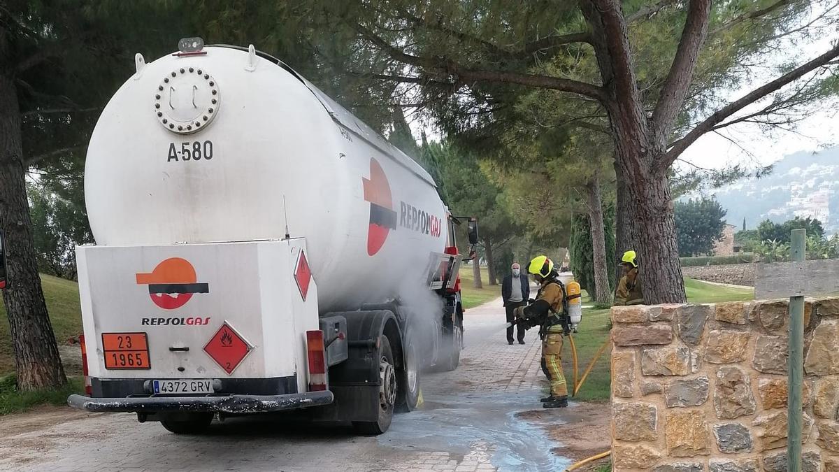 Los bomberos han apagado y refrescado con rapidez el fuego de la rueda del camión de propano