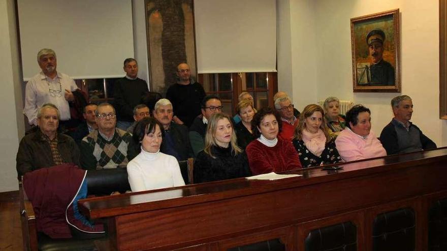 Vecinos de la parroquia de Castañedo siguiendo el Pleno celebrado en Luarca.