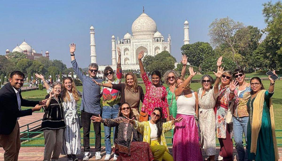 Totan, ante el Taj Mahal, acompañando a viajeros de Ourense y otros lugares. |   // FDV