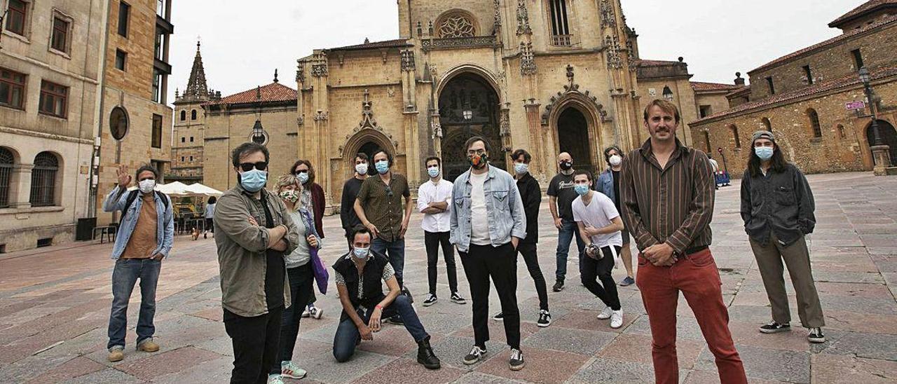 Los músicos asturianos de &quot;Enclave Pop&quot;, reunidos en la Catedral. Por la izquierda, Alfredo García, Alberto García, Lara González, Germán Mingote, Igor Paskual, Manuel Rodríguez, Javier Vallina, Venti Sariego, Manuel Dacosta, Juanvi Stroup, Sam Rodríguez, Luis Ángel Sánchez, Ángel Miguel, Pablo García y Manu García.