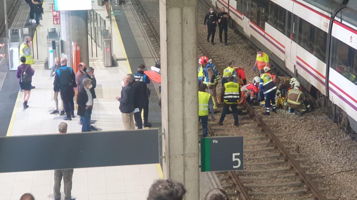 Los servicios de emergencia trabajan en el lugar del accidente.