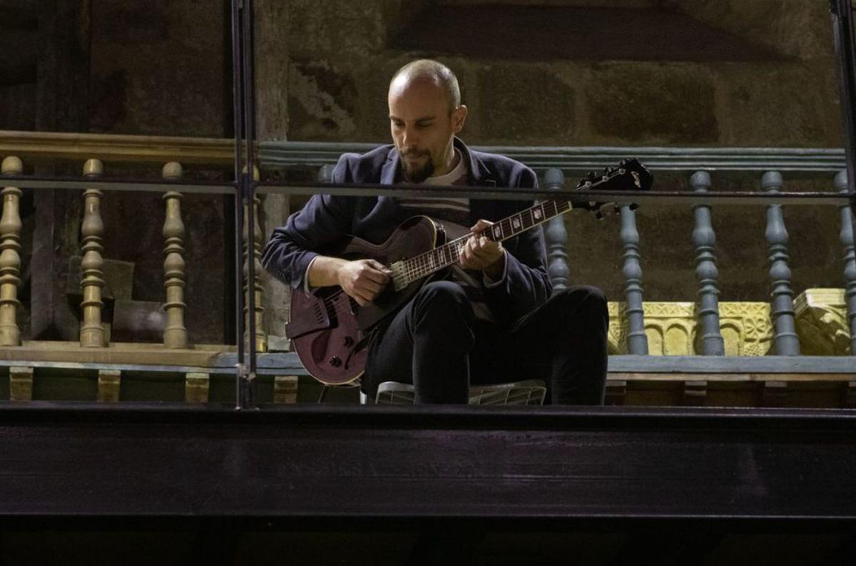 El músico zamorano Víctor Antón durante el concierto. | A. Burrieza