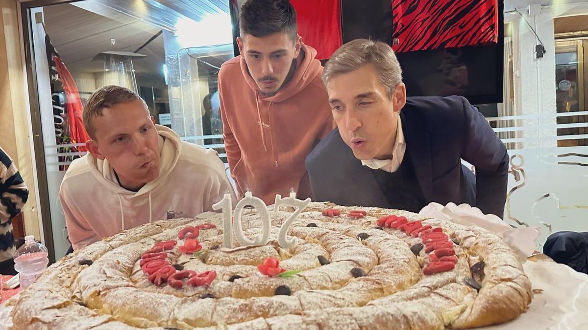 Augustinsson, Hazdi y Díaz soplan la tarta por los 107 años del Mallorca.