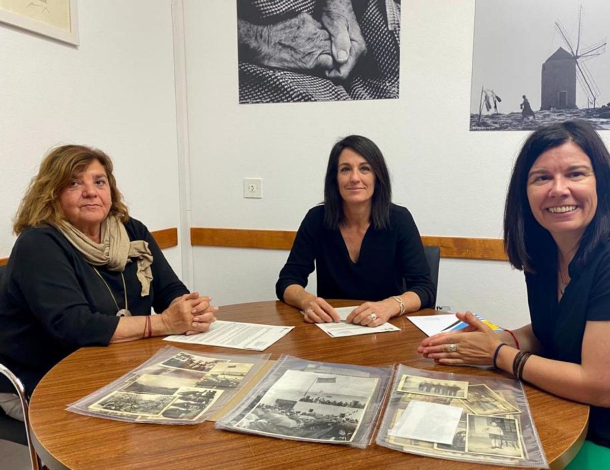 Guasch junto a la expresidenta Ana Juan y Encarna Magaña, en Formentera en abril de 2023. | CIF
