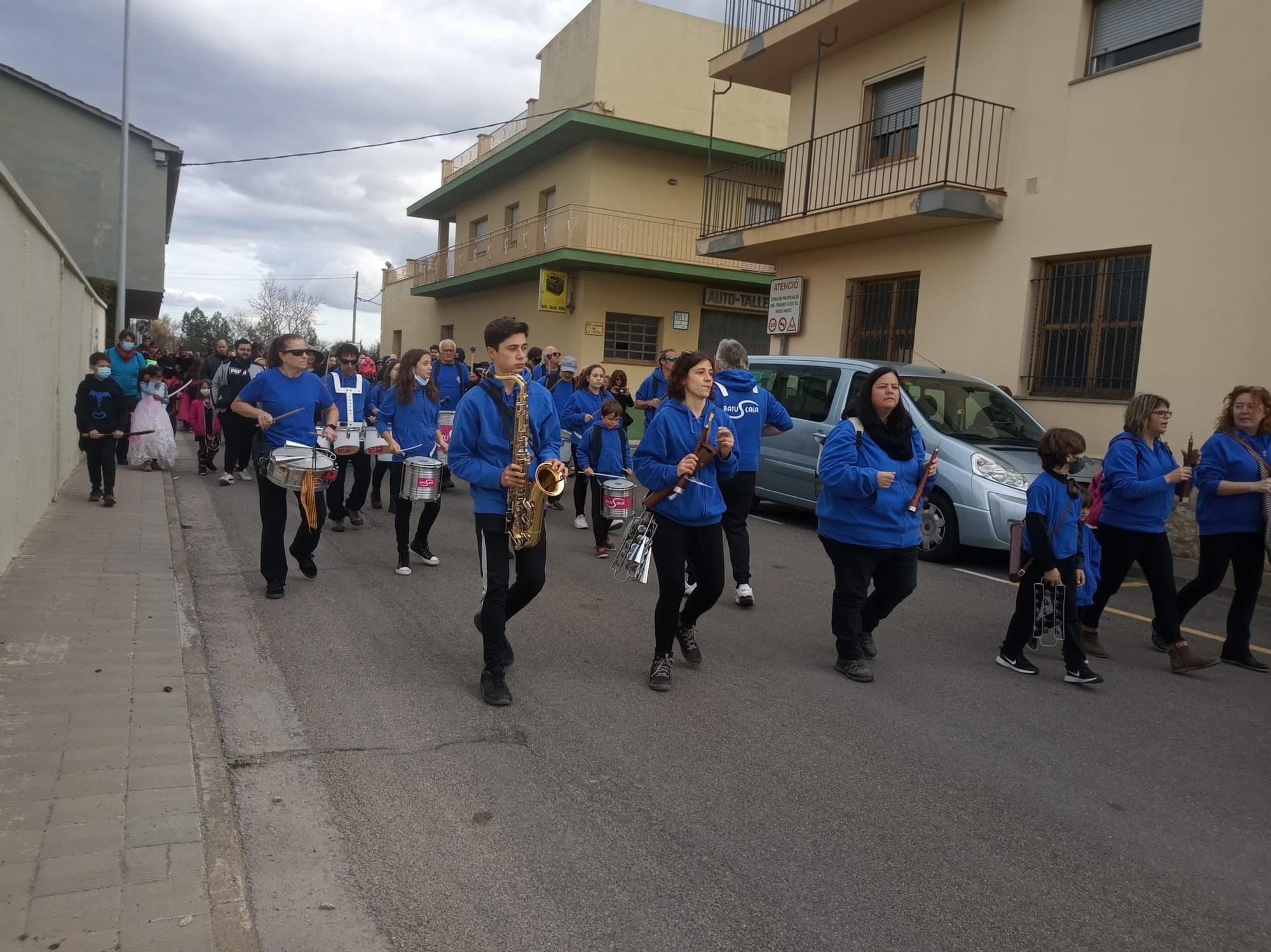 Superherois i superheroïnes prenen els carrers de Vilafant per celebrar Carnaval