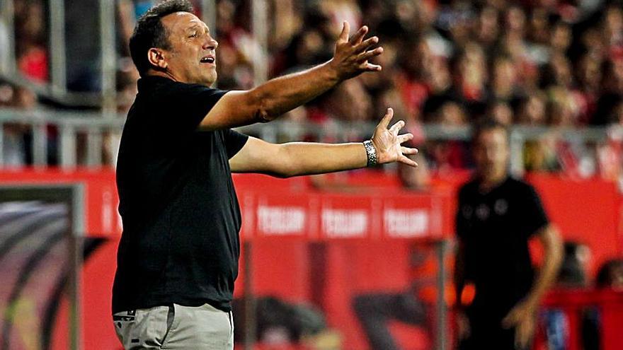 Eusebio dirige un partido en Girona. |  // EFE