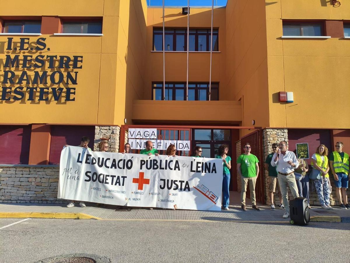 Parlamento frente al IES Ramón Esteve de Catadau.