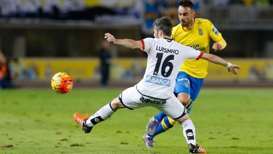 Momo, ante Luisinho, en la disputa de la 13ª jornada ante el Deportivo.