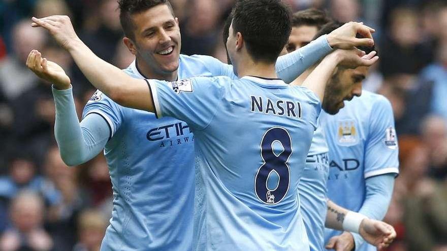 Jovetic y Nasri celebran uno de los goles del Manchester City. // Efe