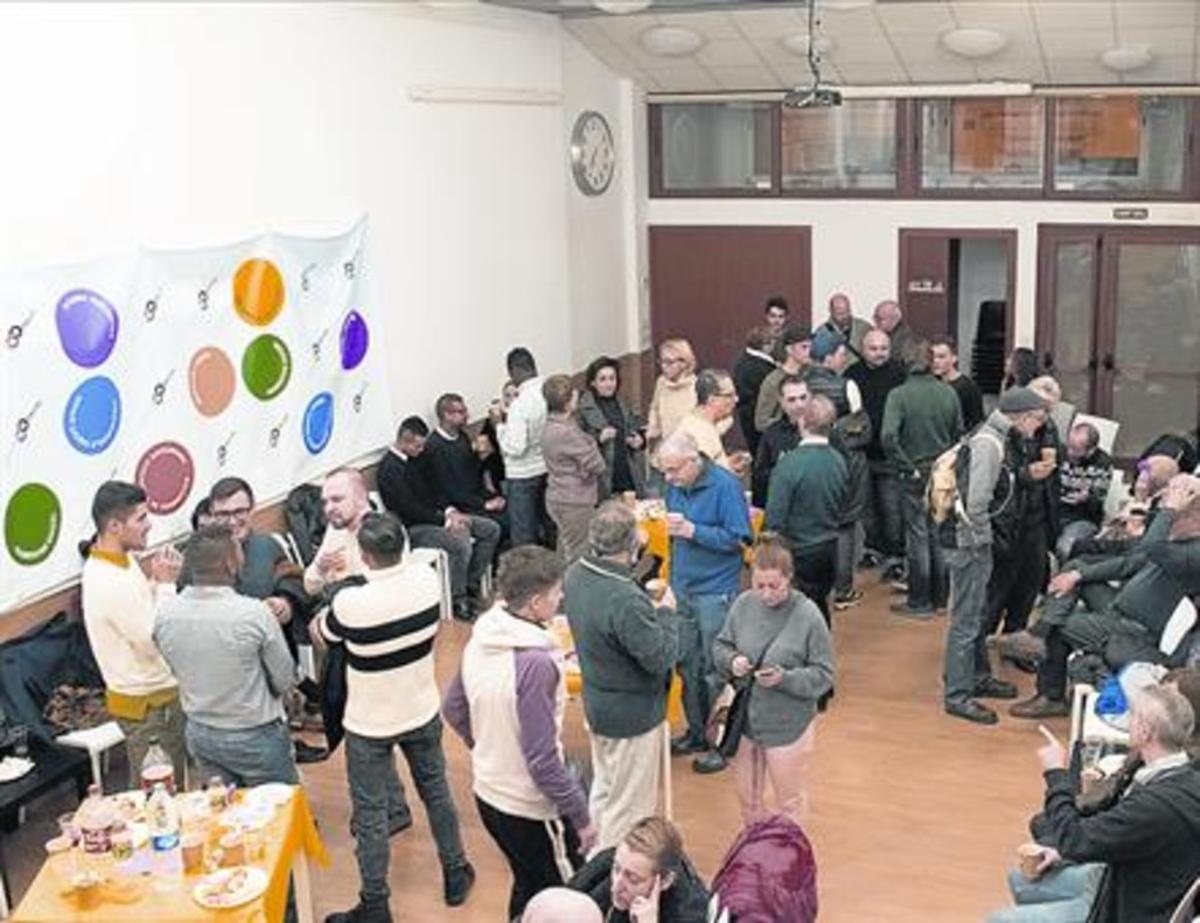 Solidaridad 8 Merienda de Navidad en la Fundació Enllaç con miembros y voluntarios. Solidaridad 8 Merienda de Navidad en la Fundació Enllaç con miembros y voluntarios.