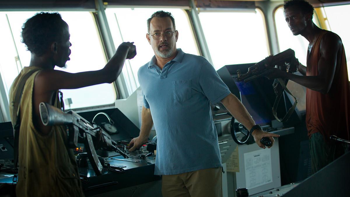 Barkhad Abdi, Tom Hanks y Faysal Ahmed, en una escena de la película 'Capitán Phillips'