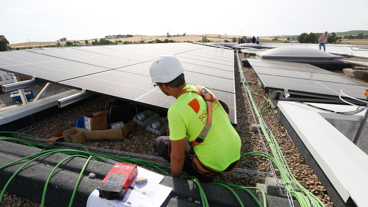 Trabajos de instalación de placas solares en un edificio de Córdoba.