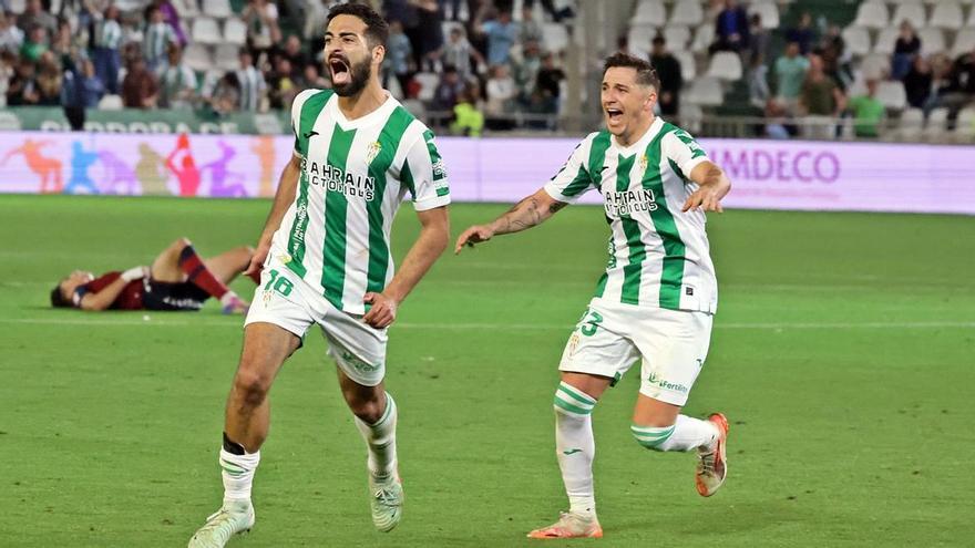 Rubén Alves, junto a Carracedo, celebra su gol ante el Levante en el descuento.