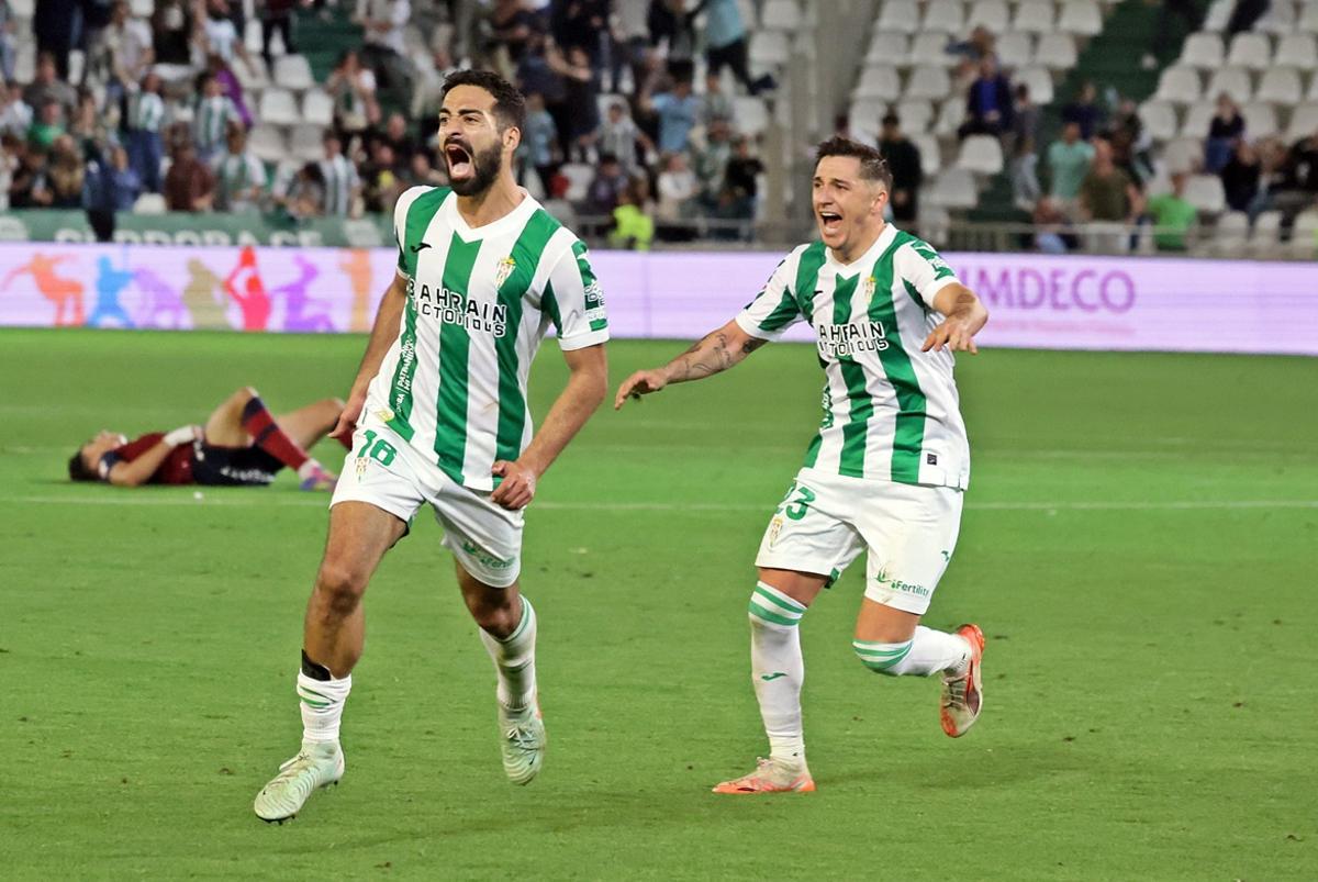 Rubén Alves, junto a Carracedo, celebra su gol ante el Levante en el descuento.