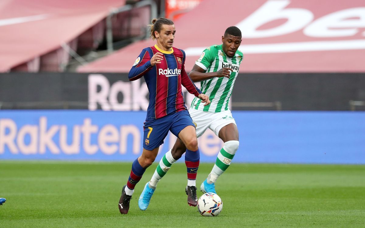 Emerson persigue a Griezmann en el Barça-Betis disputado en el Camp Nou.