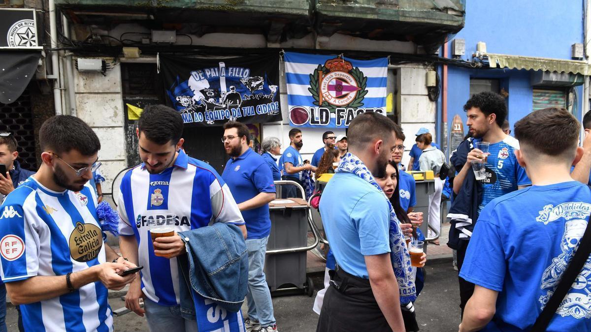 Aficionados del Deportivo, en la Calle San Juan de A Coruña.