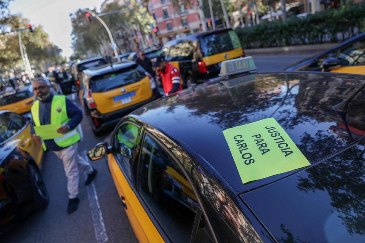 Marcha lenta de taxistas en Barcelona por la muerte de un compañero