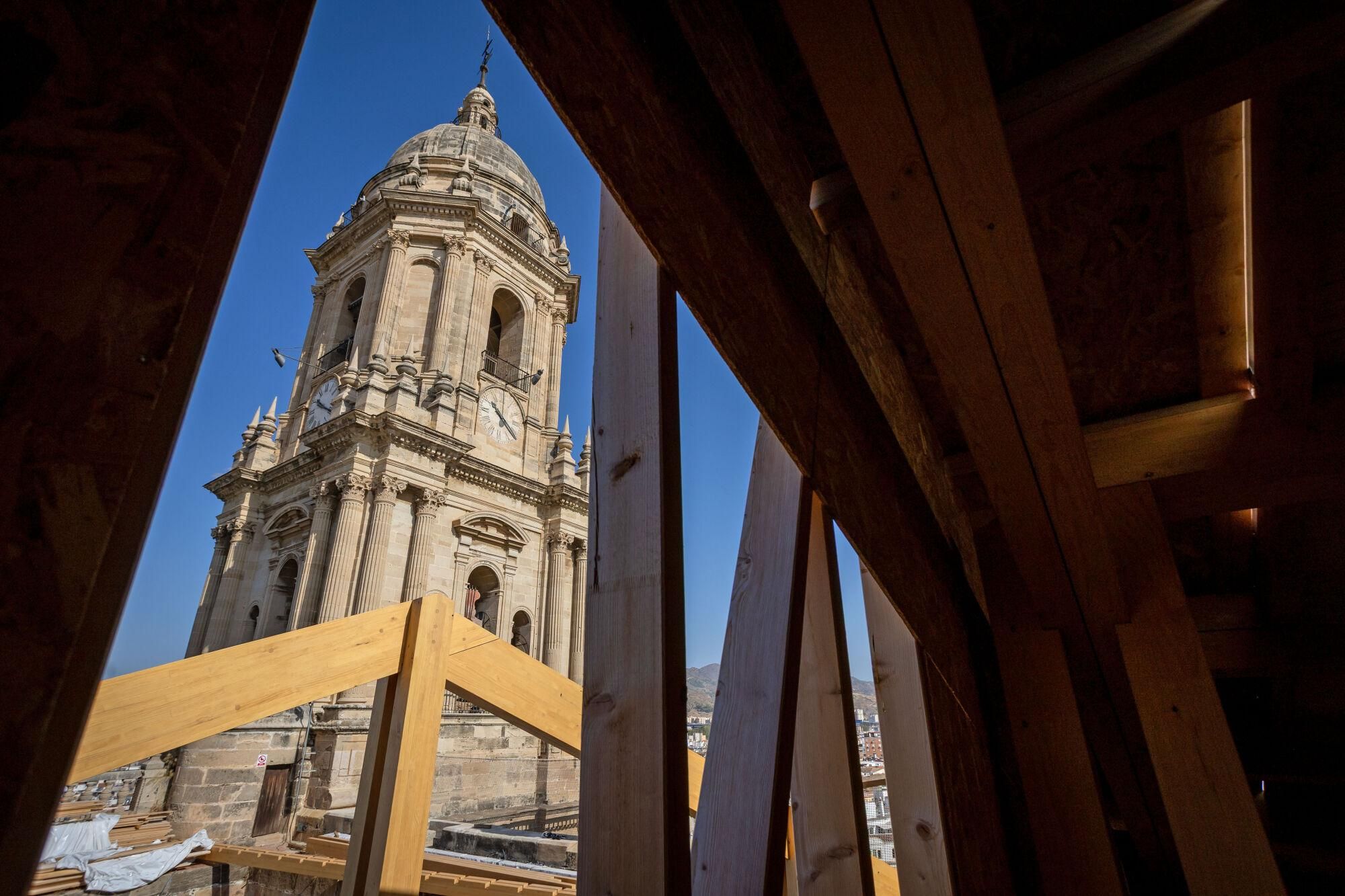 Visita institucional a las obras del tejado de la Catedral del presidente de la Diputación, Francisco Salado; junto con el obispo emérito, Jesús Catalá; el presidente de la Fundación Unicaja, José Manuel Domínguez; y los arquitectos del proyecto Juan Manuel Sánchez La Chica y Adolfo de la Torre Prieto