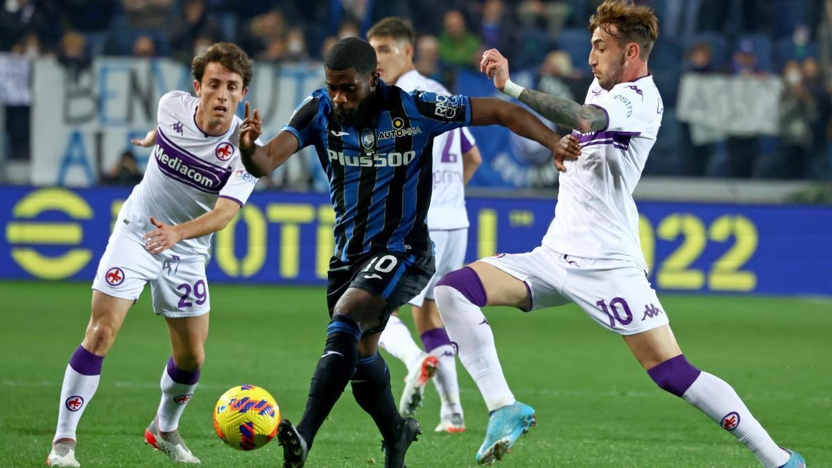 Boga (Atalanta) intenta superar a Castrovilli (Fiorentina) durante los cuartos de final de la Coppa Italia