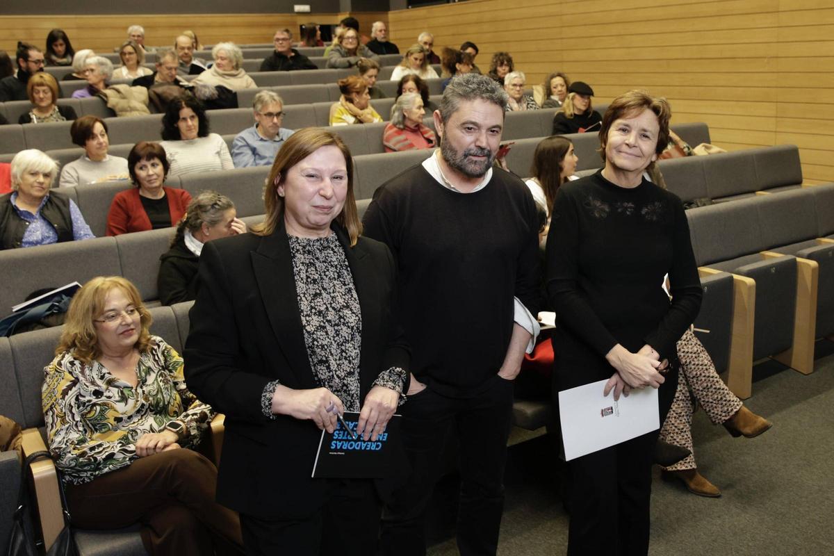 Reconocimiento a las artistas que no salen en los manuales: el comisario de la exposición "13 creadoras" presenta un libro con la Alcaldesa sobre el arte femenino español del siglo XX (en imágenes)