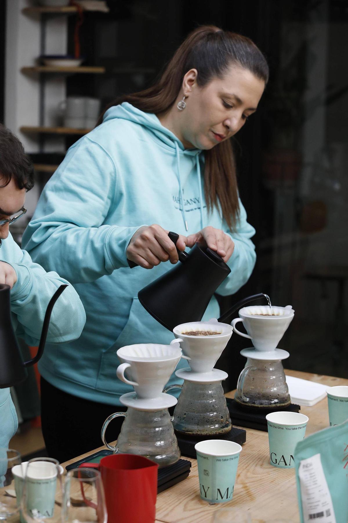 Nabila El Gamouchi preparant cafè durant la presentació de la nova imatge de Mahogany.