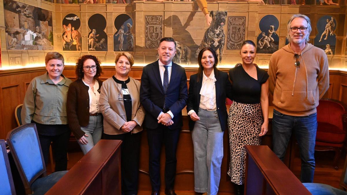 Teodoro Sosa, María Candelaria Márquez y Ana Teresa Mendoza, en el centro, junto a personal de la Fundación IDEO