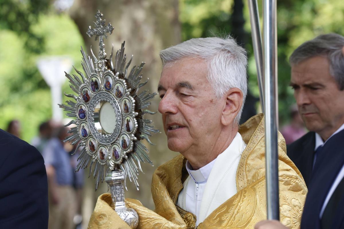 EN IMÁGENES: El Corpus Christi de Somió luce en todo su esplendor con una misa y procesión oficiada por Kike Figaredo: "Estamos muy contentos de que nos acompañe EN IMÁGENES: El Corpus Christi de Somió luce en todo su esplendor con una misa y procesión oficiada por Kike Figaredo: "Estamos muy contentos de que nos acompañe