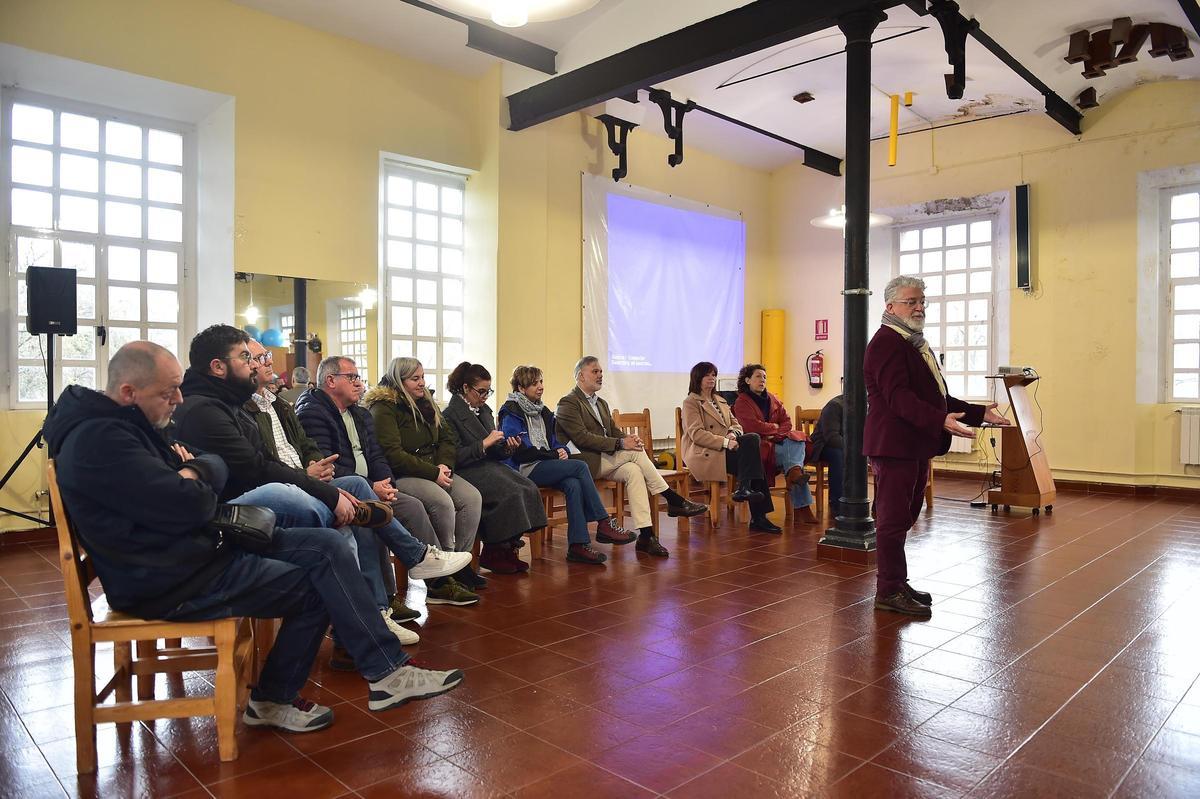Equipo directivo de la nueva escuela profesional de Plasencia, con el alcalde.