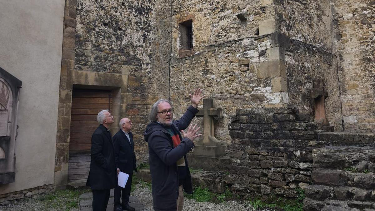 Iván Muñiz, en el exterior de la sala capitular y del claustro de la Catedral, junto a Benito Gallego y Juan José Tuñón.