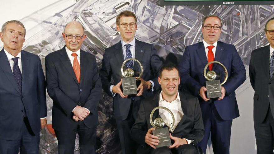 Montoro (2i), y el presidente del Grupo Prensa Ibérica, Francisco Javier Moll (d) con los premiados.