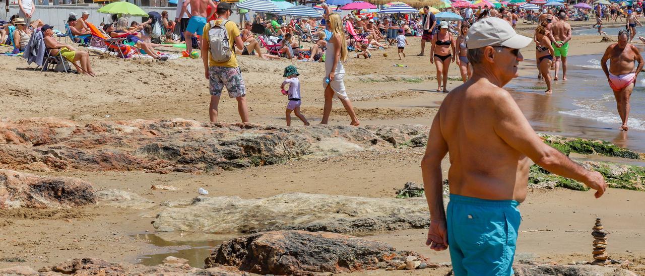 Extremo sur de la playa del Cura sin arena tras el temporal previo a la Semana Santa