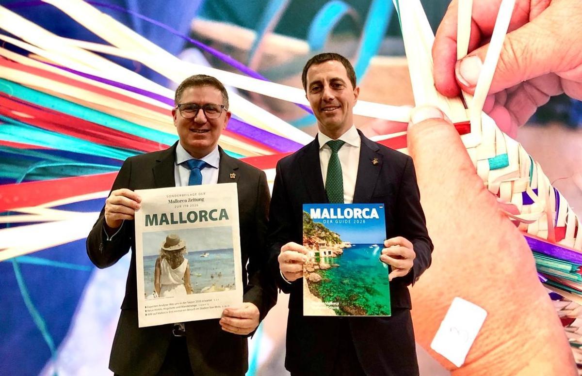 Inselratspräsident Llorenç Galmés und sein Generaldirektor Guillem Ginard mit MZ-Beilagen auf der ITB 2026.