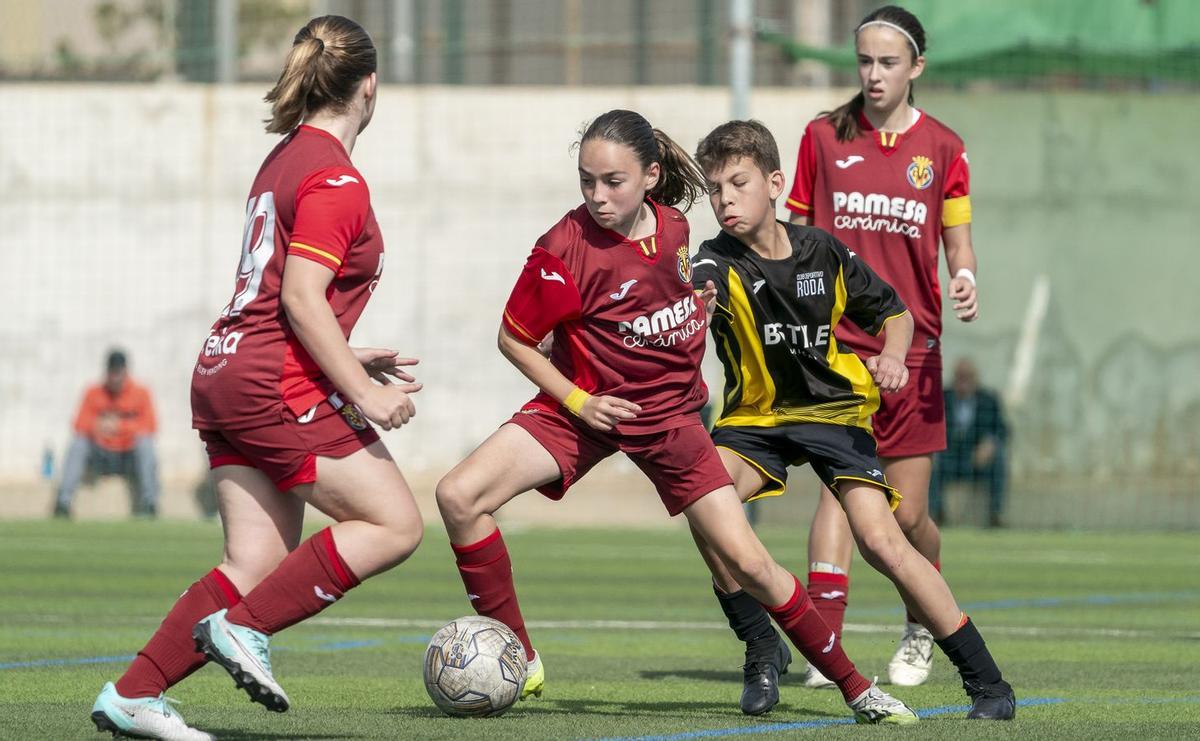 Una futbolista del Villarreal, en un duelo con un jugador del Roda