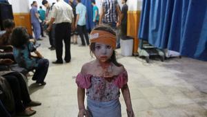 Una niña tras un bombardeo en Siria. Una de las imágenes ganadoras en el World Press Photo 2016. 