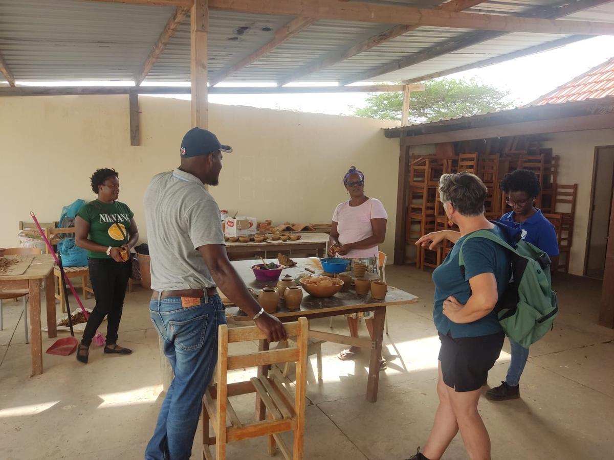 La agente brionesa natural de A Baña, Lola Landeira, a la derecha, en la visita a un taller de cerámica en Cabo Verde