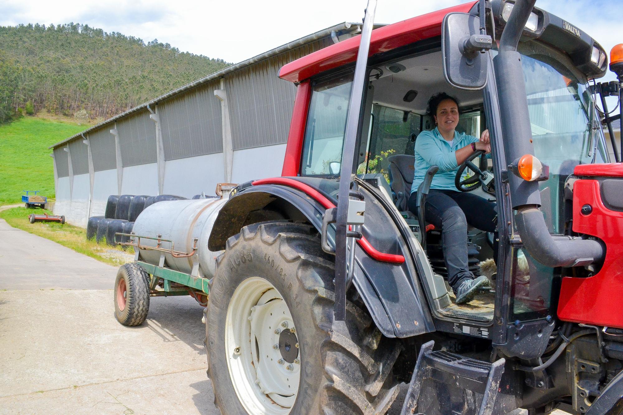 Lorena Fernández en su tractor, en Villartorey.