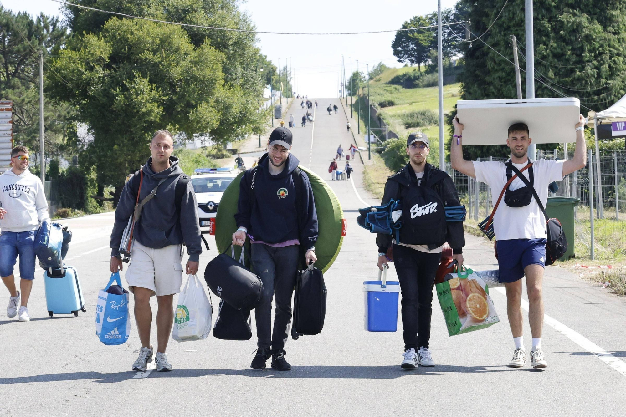 Vuelta a la realidad, paso a paso y mochila a cuestas: los campistas abandonan el Monte do Gozo