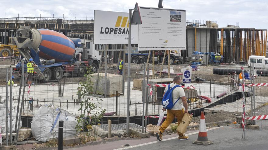 La carestía de los materiales ralentiza las obras del área comercial del Cruce de Melenara