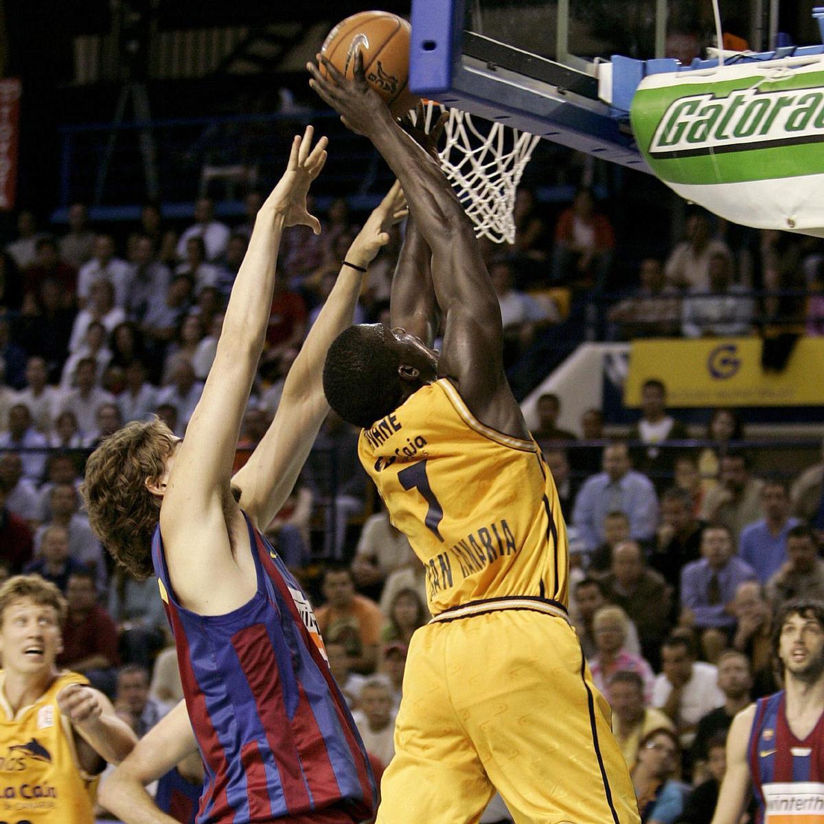 Savané se levanta para anotar ante Marc Gasol en un partido entre Granca y Barça en el CID de la temporada 2005-06.