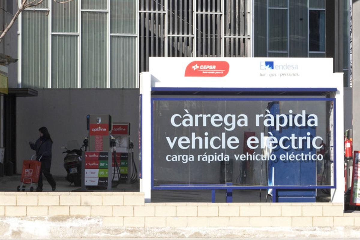 Lloc de càrrega ràpida de vehicles elèctrics a la gasolinera CEPSA/ELF del carrer de Lope de Vega 125, al Poblenou.