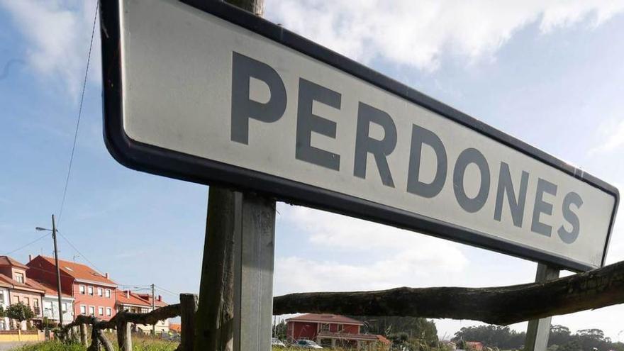 Entrada a Perdones desde la carretera Luanco-Avilés.