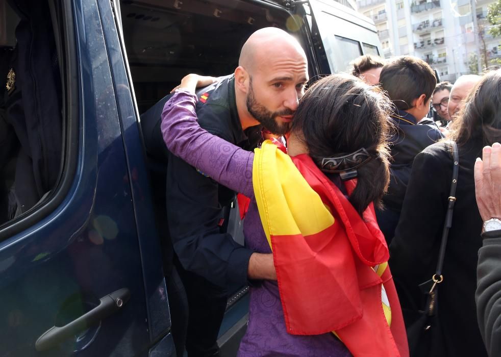 Vigo recibe entre aplausos y al grito de "¡Valientes!" a los agentes de la UIP que regresan de Cataluña