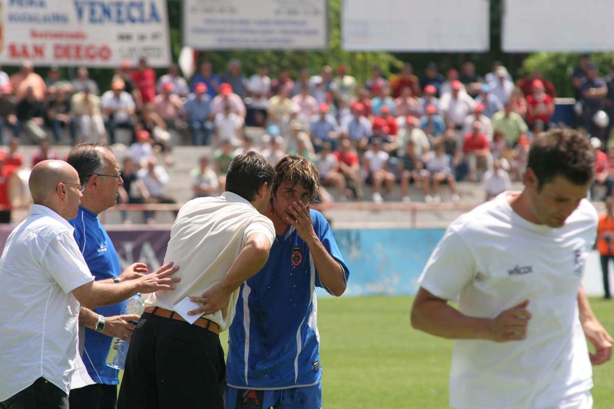 Raset, amb Ricardo Rodríguez, després de forçar l'expulsió del local Gonzalo en el partit de l'ascens a Segona B a Alcalá.